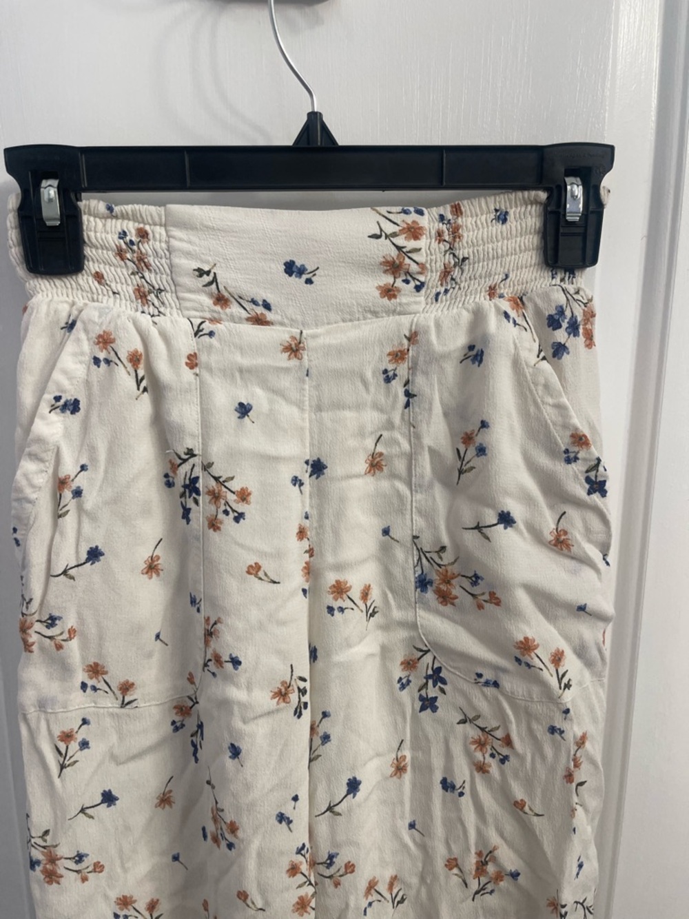 American Eagle Outfitters Cream Wide Leg Pants with Blue and Tan Floral Print - Picture 3 of 6